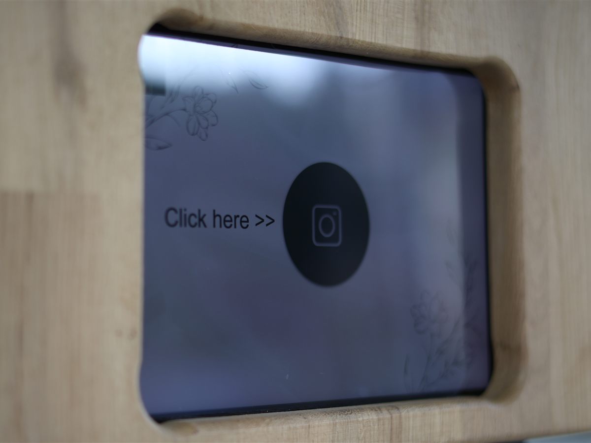 Écran tactile du photobooth WoodBooth prêt à lancer une prise de vue