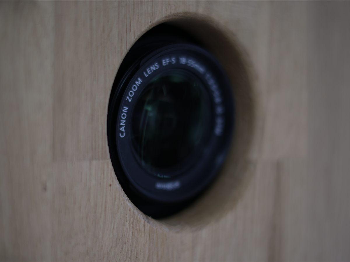 Objectif du photobooth WoodBooth intégré dans la façade en bois