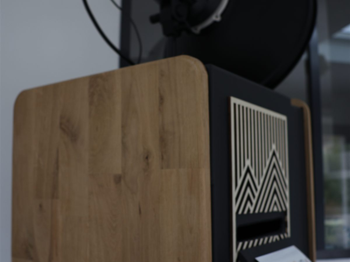 Objectif Canon intégré dans la façade en bois du photobooth WoodBooth