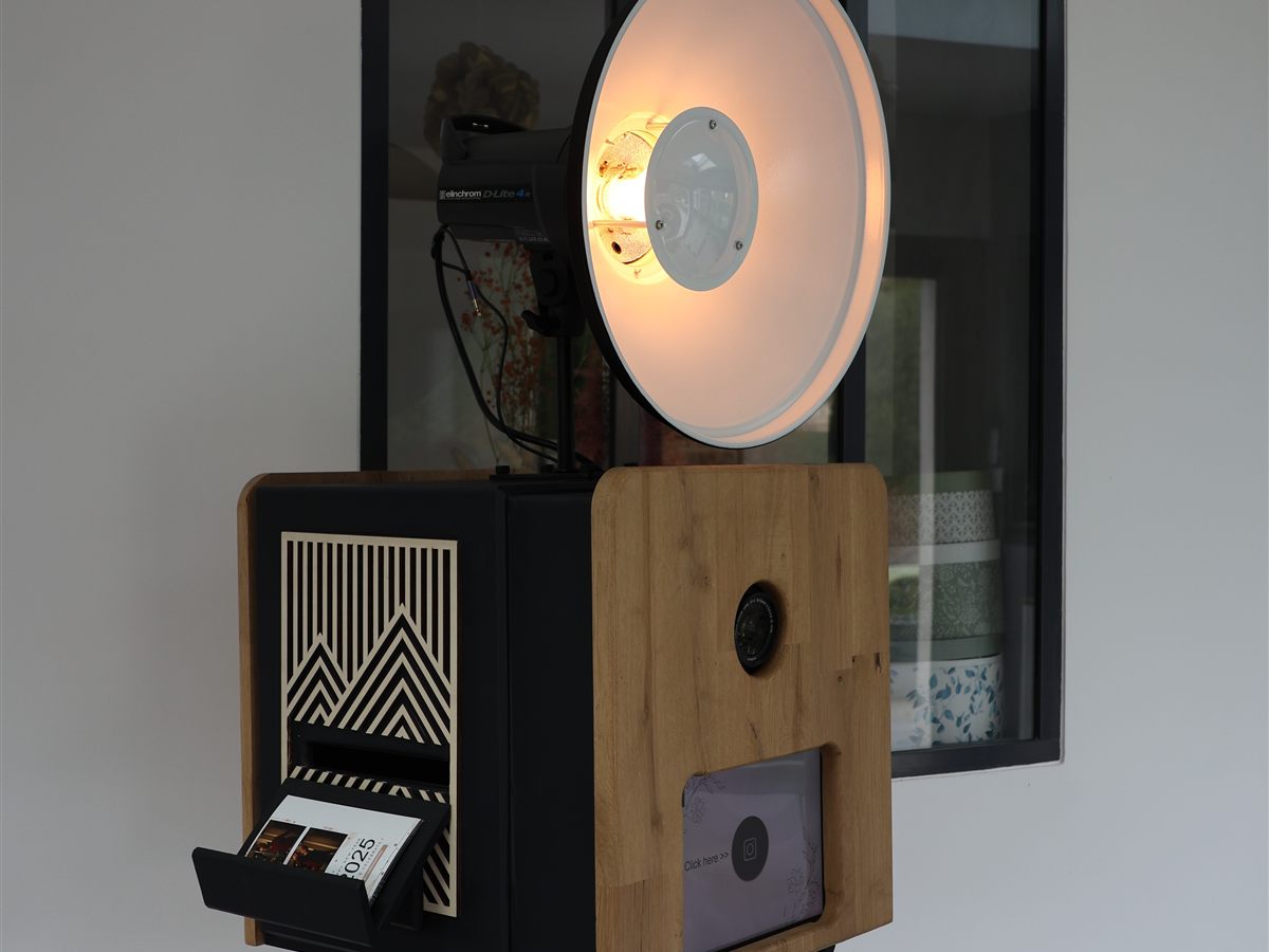Photobooth WoodBooth complet en bois avec éclairage professionnel et imprimante intégrée