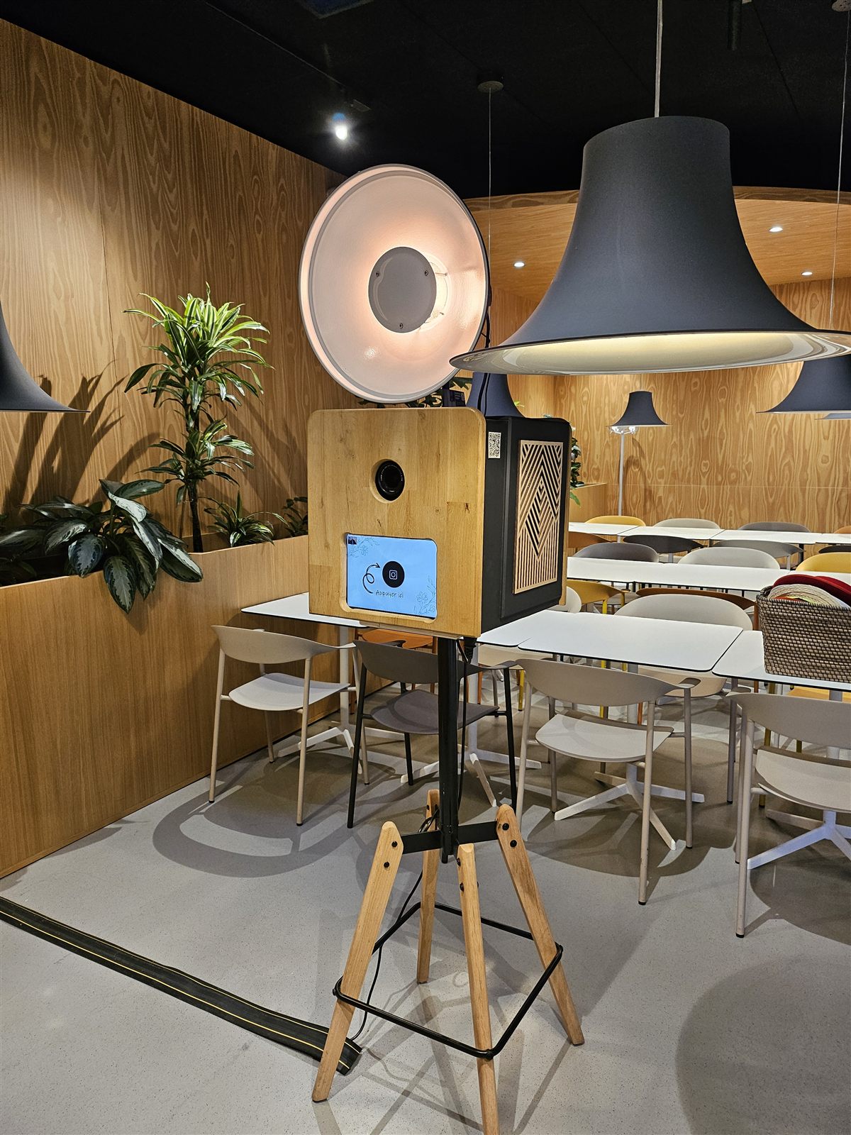 Photobooth WoodBooth installé dans une salle pour le CSE INSI Cergy