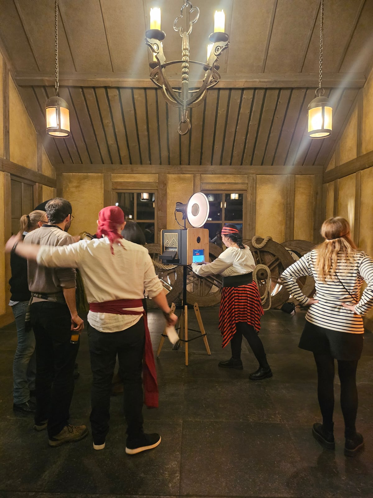 Employés réunis autour du photobooth WoodBooth pendant une soirée au Parc Astérix